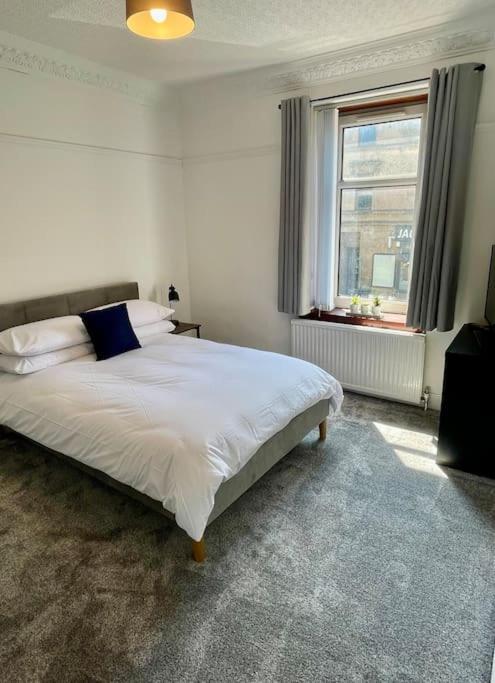 Large 2 Bed Near Glasgow Airport Paisley Eksteriør bilde