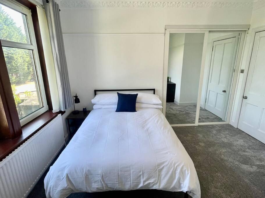 Large 2 Bed Near Glasgow Airport Paisley Eksteriør bilde
