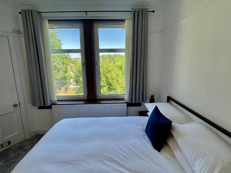 Large 2 Bed Near Glasgow Airport Paisley Eksteriør bilde