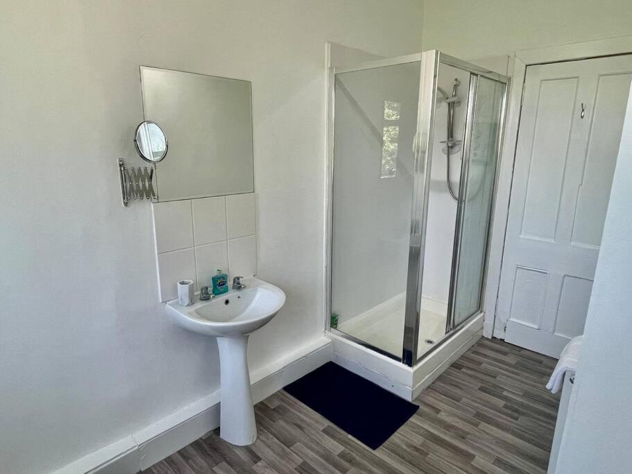 Large 2 Bed Near Glasgow Airport Paisley Eksteriør bilde